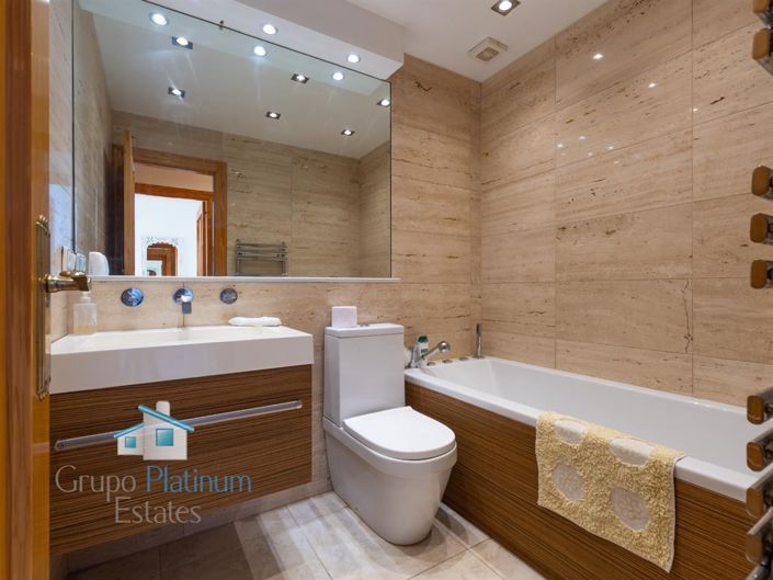 Image No.11-5 Bed Property for sale