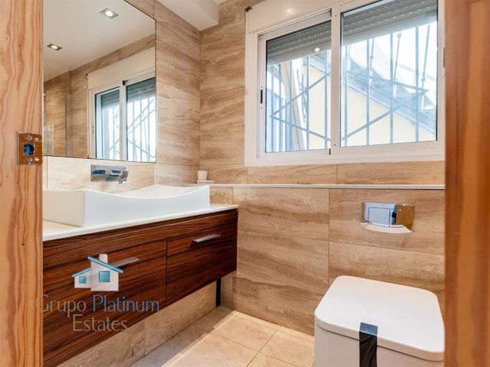 Image No.15-5 Bed Property for sale