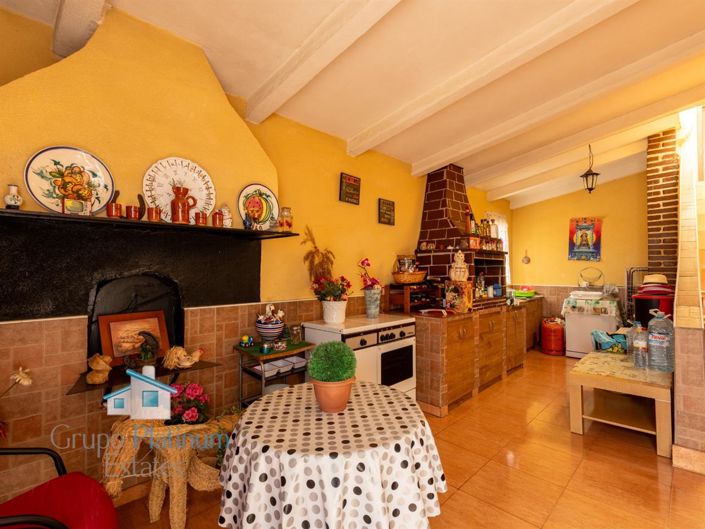 Image No.12-4 Bed Property for sale