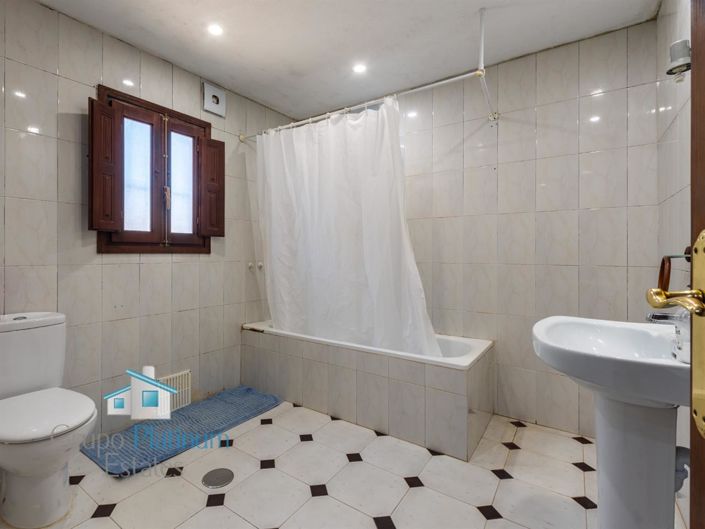 Image No.18-10 Bed Villa for sale