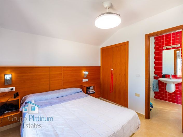 Image No.10-2 Bed Property for sale