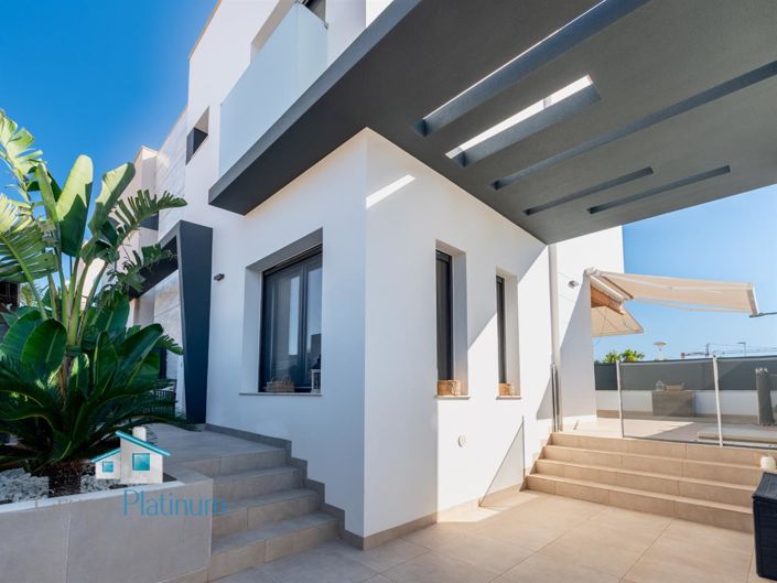 Image No.19-3 Bed Property for sale