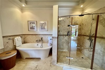 claridges10masterbathroom2