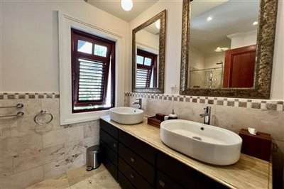 claridges10guestbathroom2a