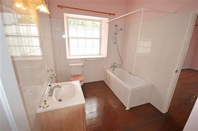 enterprisealmasouthhousebathroom