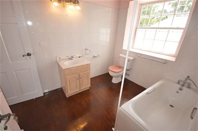 enterprisealmasouthhousebathroom2