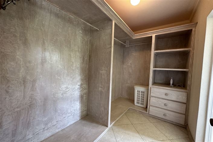 Image No.11-3 Bed Property for sale