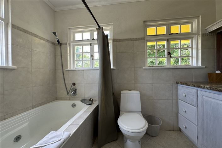 Image No.12-3 Bed Property for sale