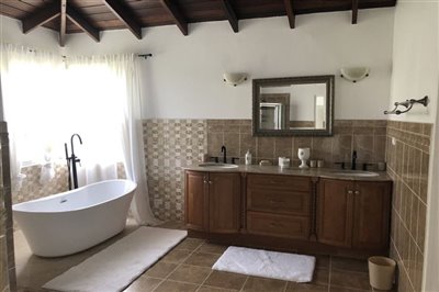 villaoflightpleasanthallmasterbathroom