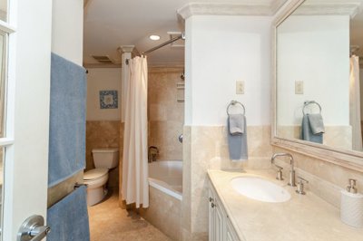 maxwellbeachvilla102mainbathroom20