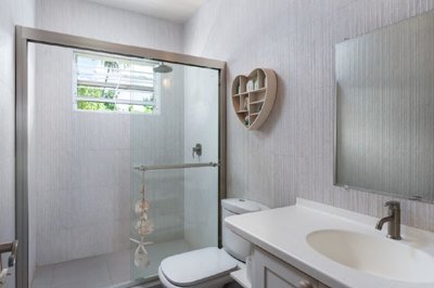 westwindssharedbathroom13