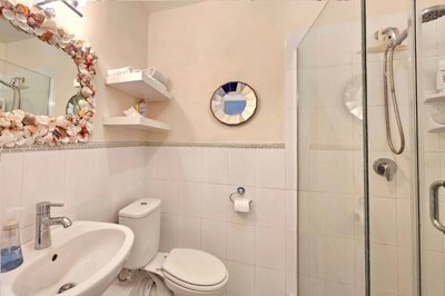 ixora9bathroom22653