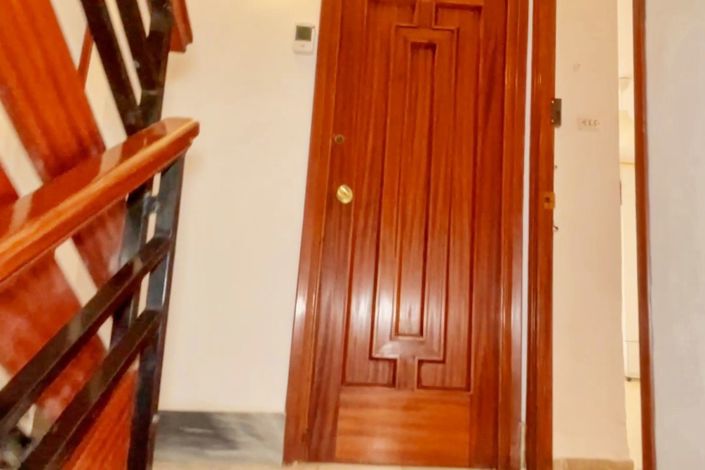 Image No.12-6 Bed Townhouse for sale