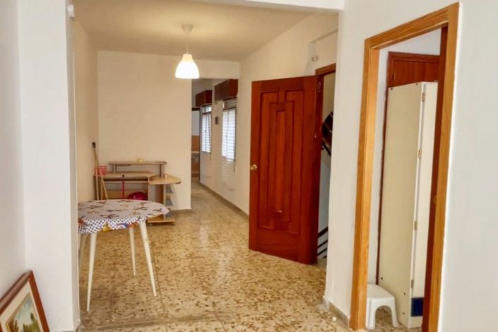 Image No.14-6 Bed Townhouse for sale