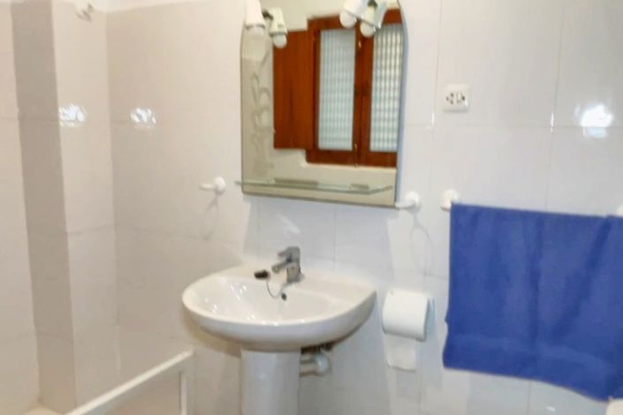 Image No.20-6 Bed Townhouse for sale