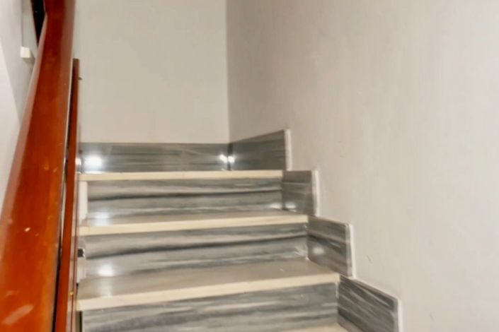 Image No.27-6 Bed Townhouse for sale