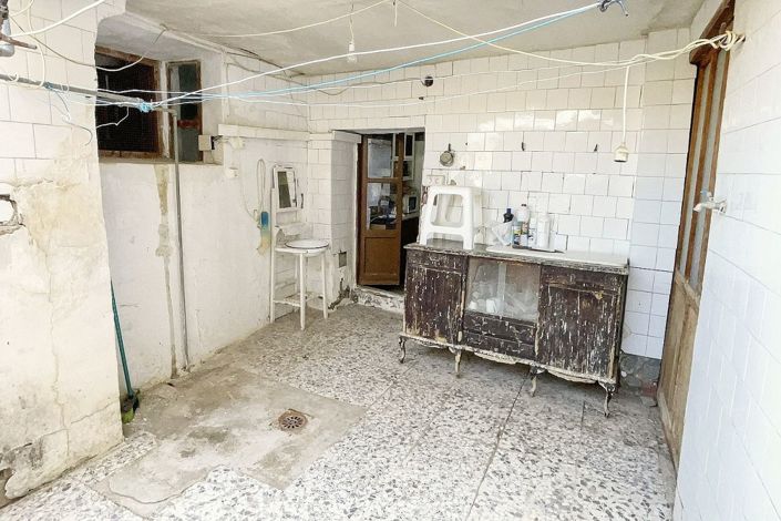 Image No.10-8 Bed Townhouse for sale