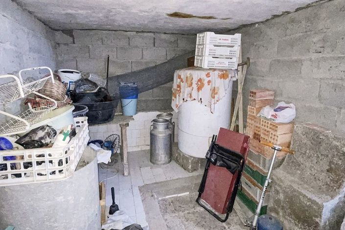 Image No.14-8 Bed Townhouse for sale