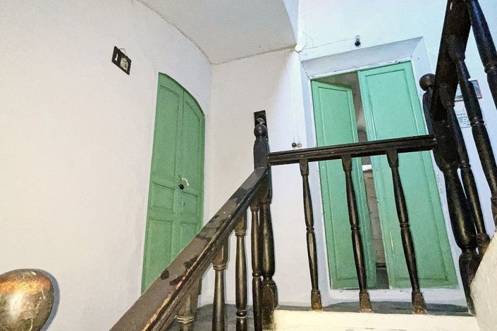 Image No.18-8 Bed Townhouse for sale