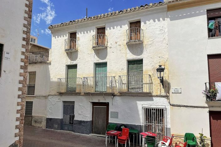 Image No.40-8 Bed Townhouse for sale