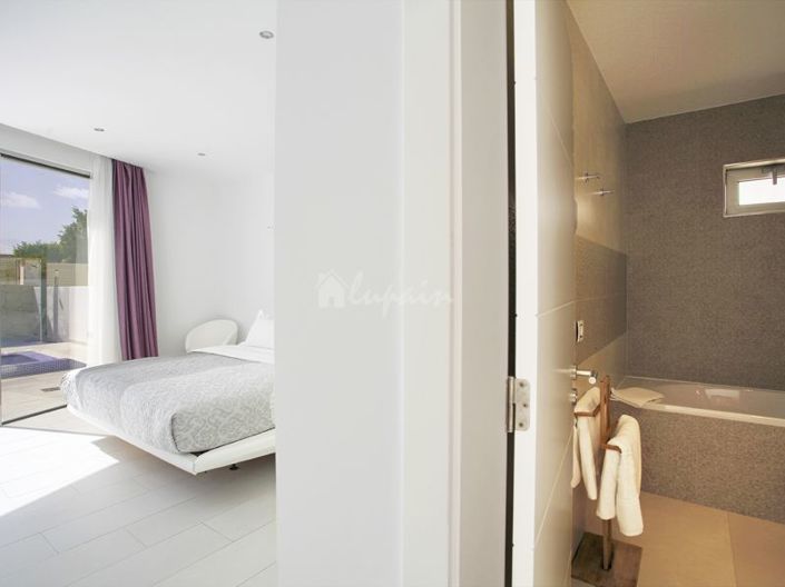 Image No.12-5 Bed Villa for sale