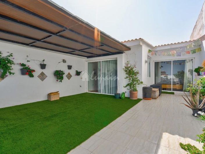 Image No.1-9 Bed Villa for sale