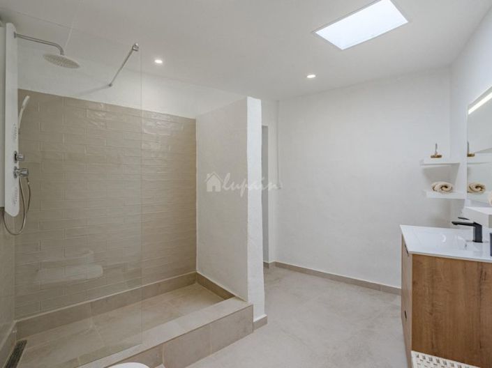 Image No.24-3 Bed Country House for sale