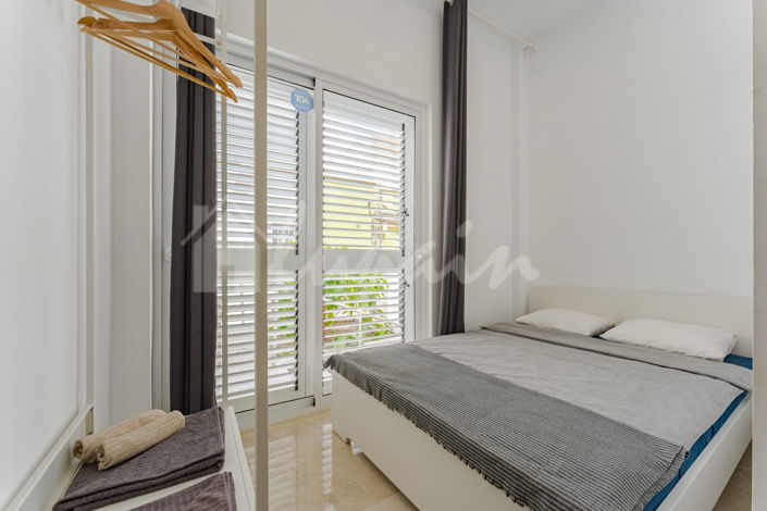 Image No.11-5 Bed Commercial for sale