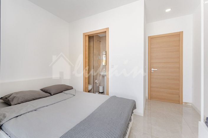 Image No.20-5 Bed Commercial for sale