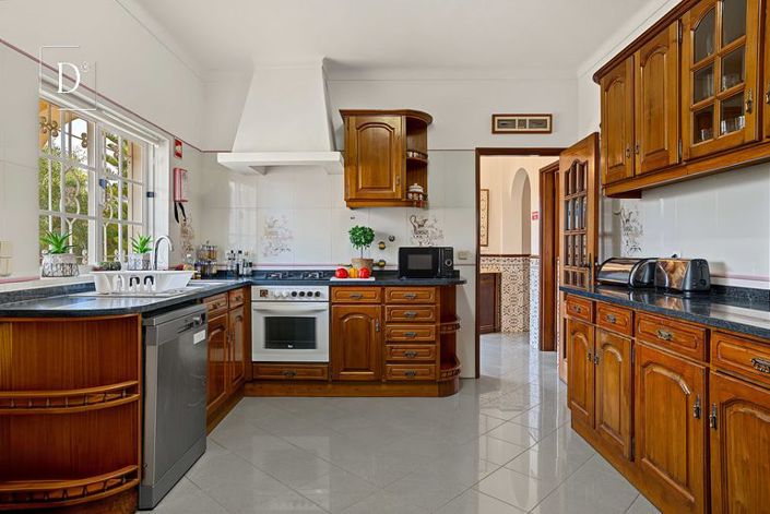 Image No.5-9 Bed Villa for sale