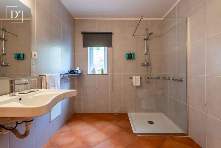 Image No.28-12 Bed Property for sale