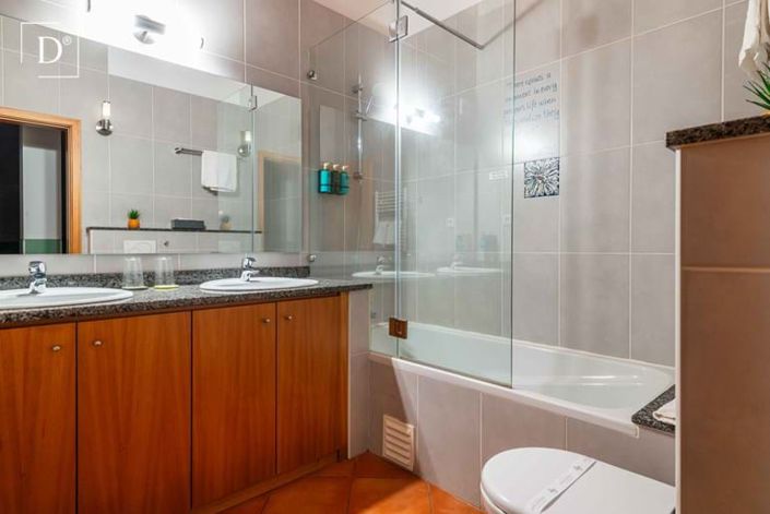 Image No.52-12 Bed Property for sale