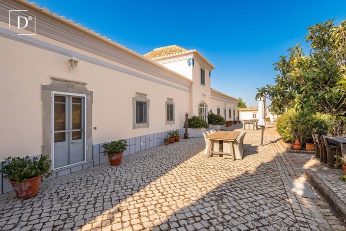 Image No.1-9 Bed Villa for sale
