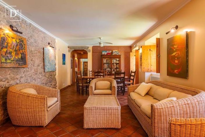 Image No.11-9 Bed Property for sale