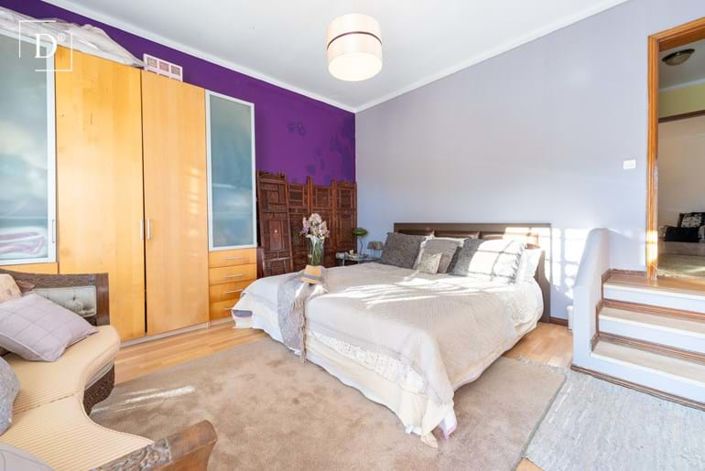 Image No.10-6 Bed Property for sale