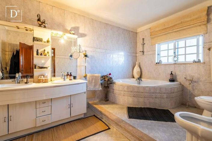 Image No.17-6 Bed Property for sale