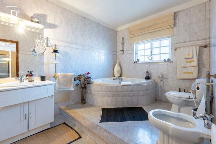 Image No.18-6 Bed Property for sale