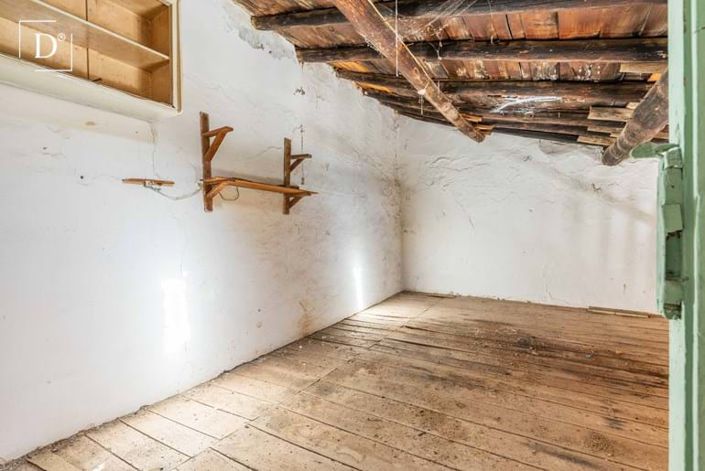 Image No.17-7 Bed Property for sale