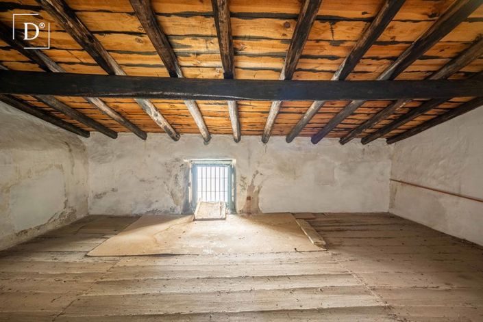 Image No.24-7 Bed Property for sale