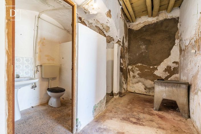 Image No.25-7 Bed Property for sale