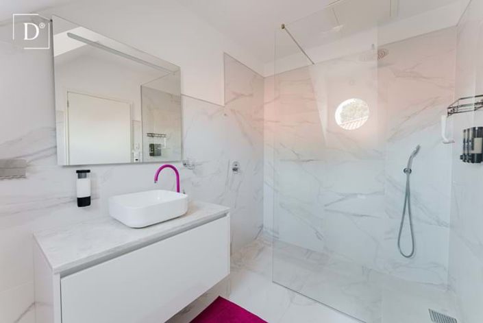 Image No.17-7 Bed Property for sale