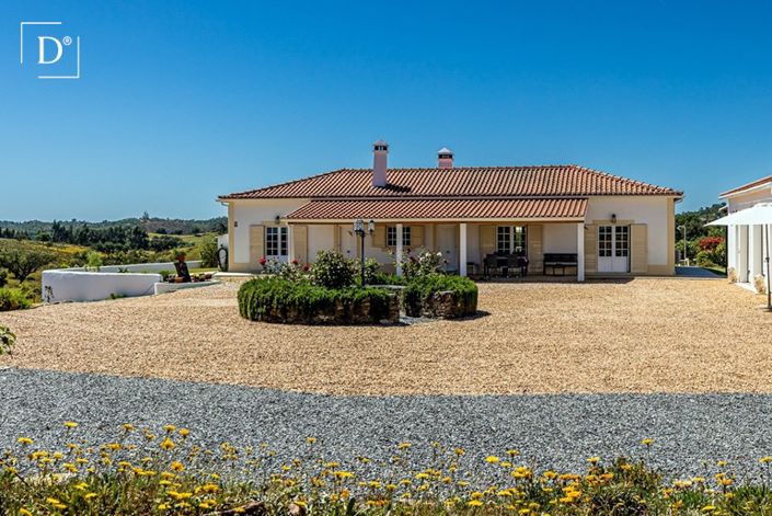 Renovated countryside villa with panoramic views, pool and 7.5 hectares with rural tourism developme