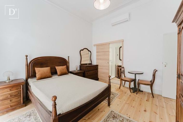 Image No.19-8 Bed Townhouse for sale