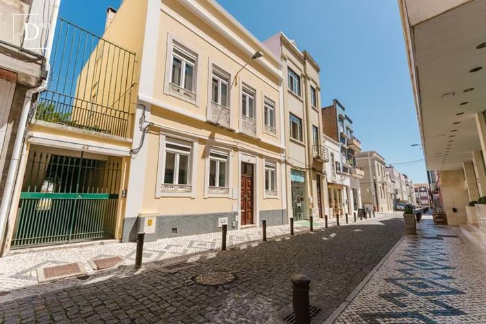 Image No.3-8 Bed Townhouse for sale