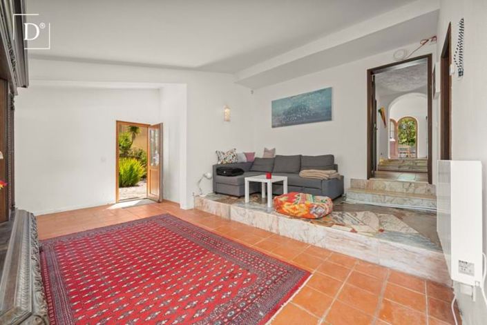 Image No.8-5 Bed Property for sale