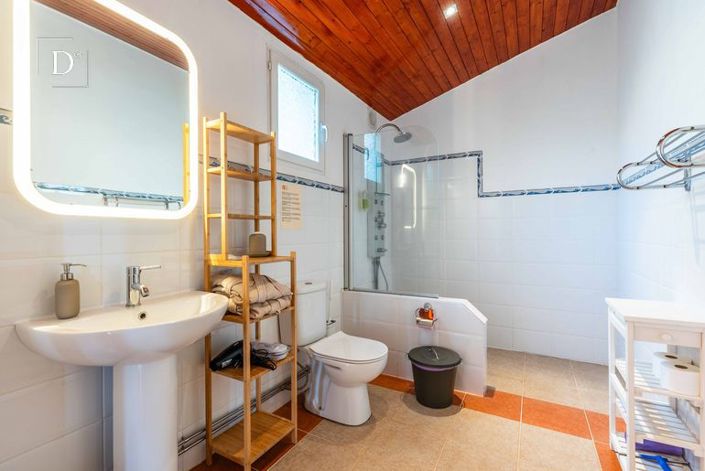 Image No.40-7 Bed Property for sale