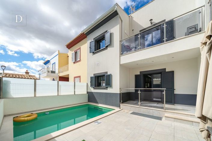 Modern 3-Bedroom Independent Townhouse with Private Pool