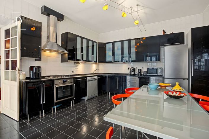 Image No.11-6 Bed Townhouse for sale