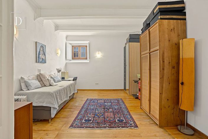 Image No.17-6 Bed Townhouse for sale