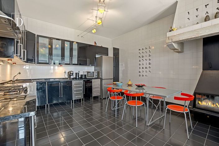 Image No.2-6 Bed Townhouse for sale